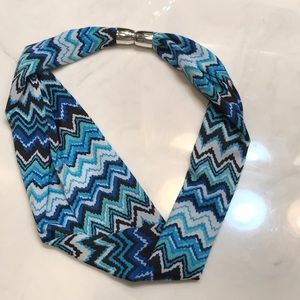 Magnetic clasp scarf